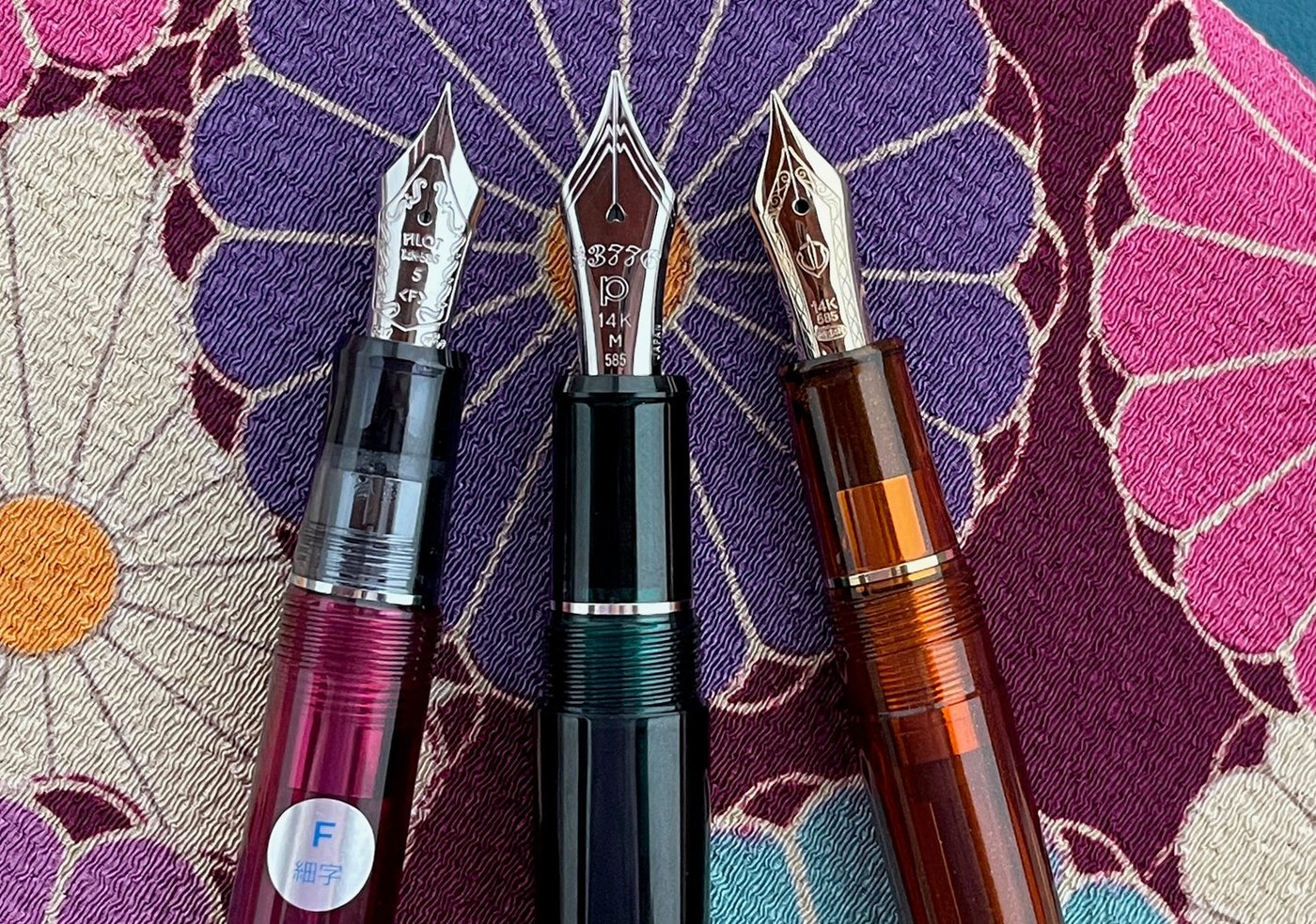 日本三大钢笔品牌 Pilot、Sailor、Platinum 的旗舰型号并排展示