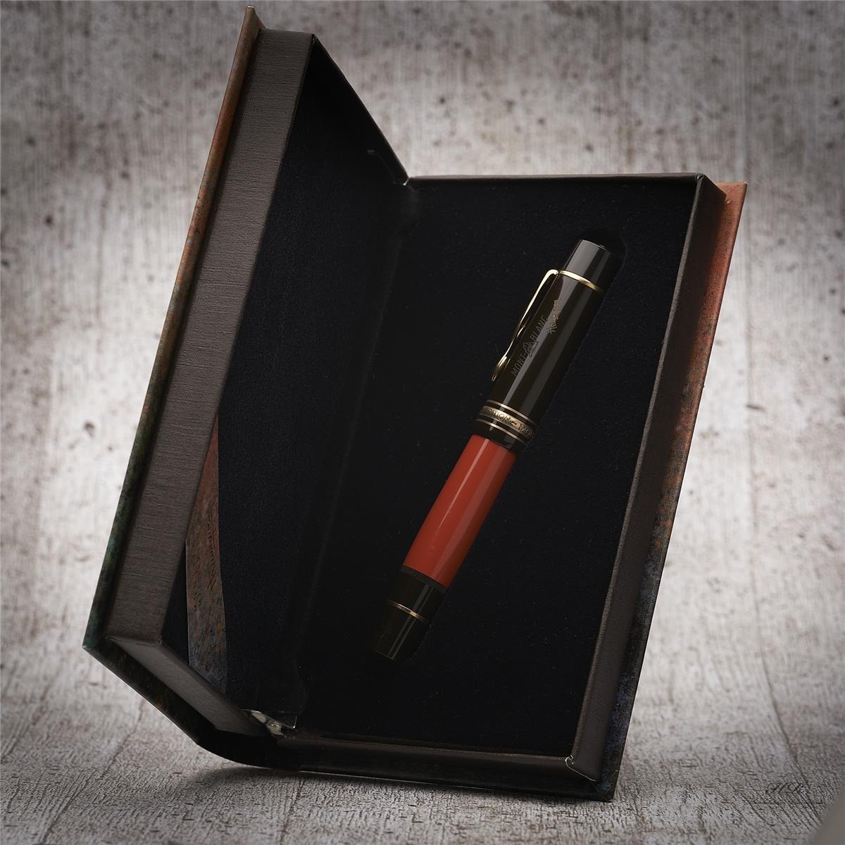 Montblanc 1992 Writers Edition Hemingway 限量版钢笔在书形展示盒中的产品照片