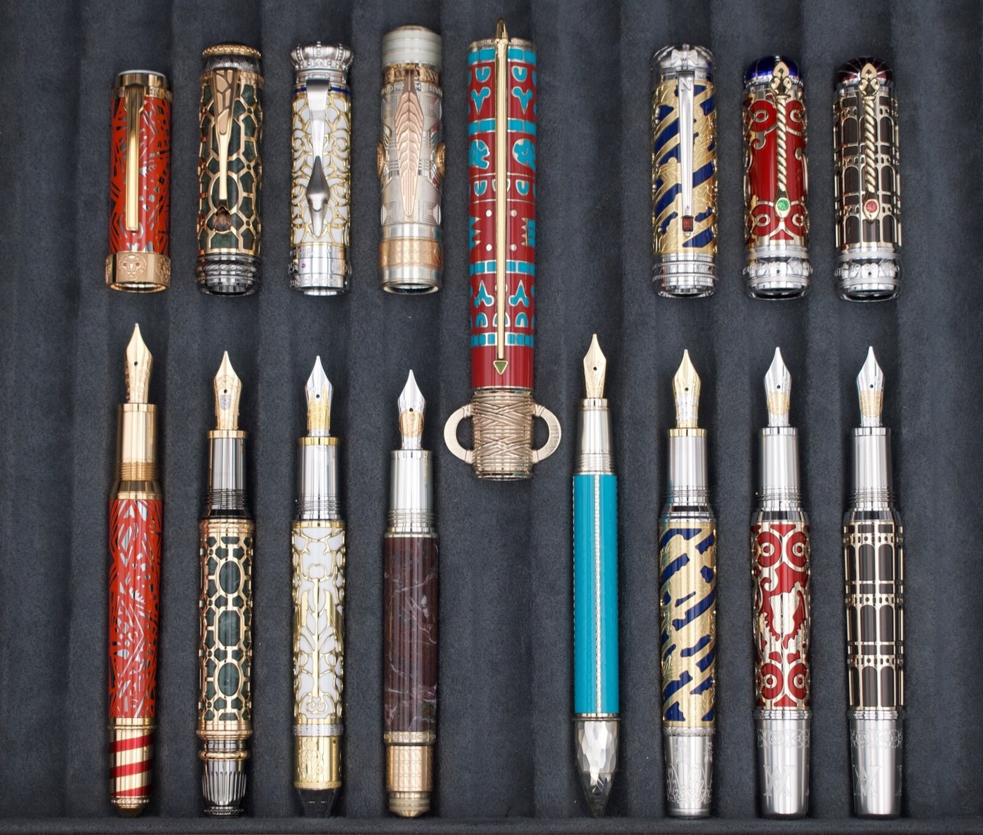 多款 Montblanc 限量版钢笔并排放置的收藏级展示照片