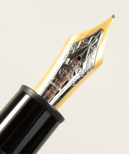 #9 号金尖的微距特写，4810 和 18K 刻印清晰可见