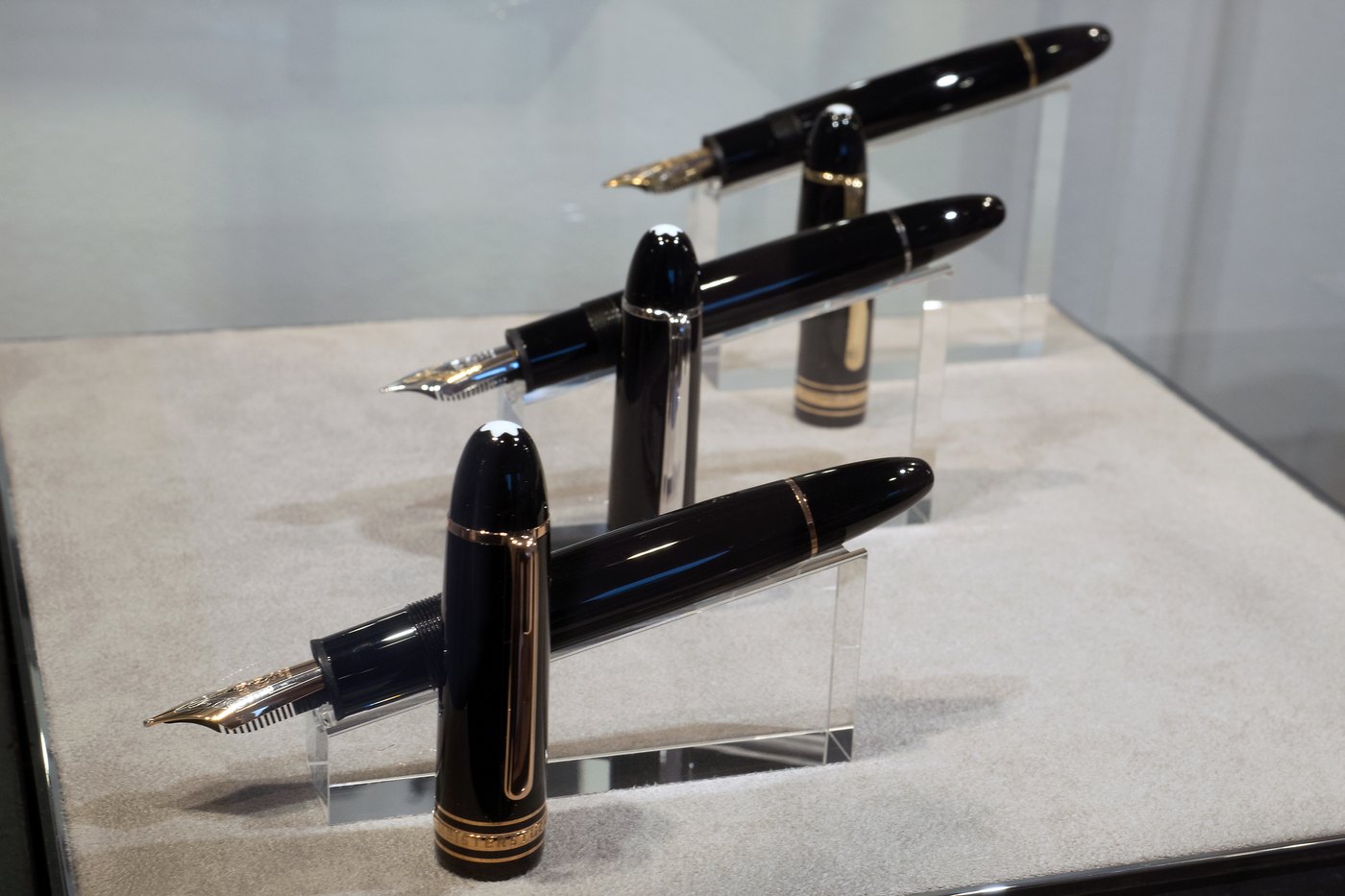 Montblanc 汉堡工厂笔尖作坊的工作台，多支已完成的金尖陈列在操作台上待检