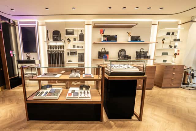 Montblanc 精品店内部实景：同一空间内展示书写工具、腕表、皮具等多品类产品