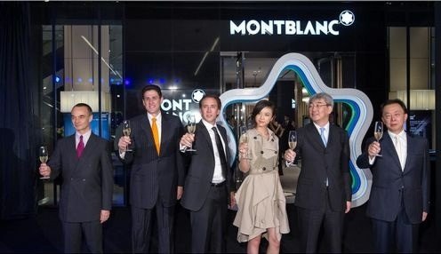 1990 年香港 Montblanc 首家精品店开业活动，嘉宾举杯庆祝