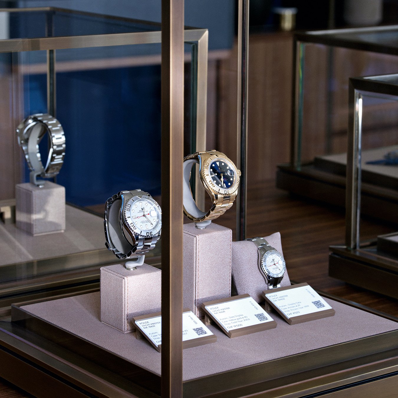 Bucherer 表店 Rolex 官方认证二手计划的独立展示区，二手腕表分开陈列