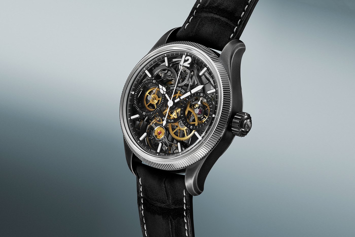 Montblanc 1858 The Unveiled Secret Minerva Monopusher Chronograph 表盘正面，展示倒装机芯的蓝色桥板和金色齿轮系统