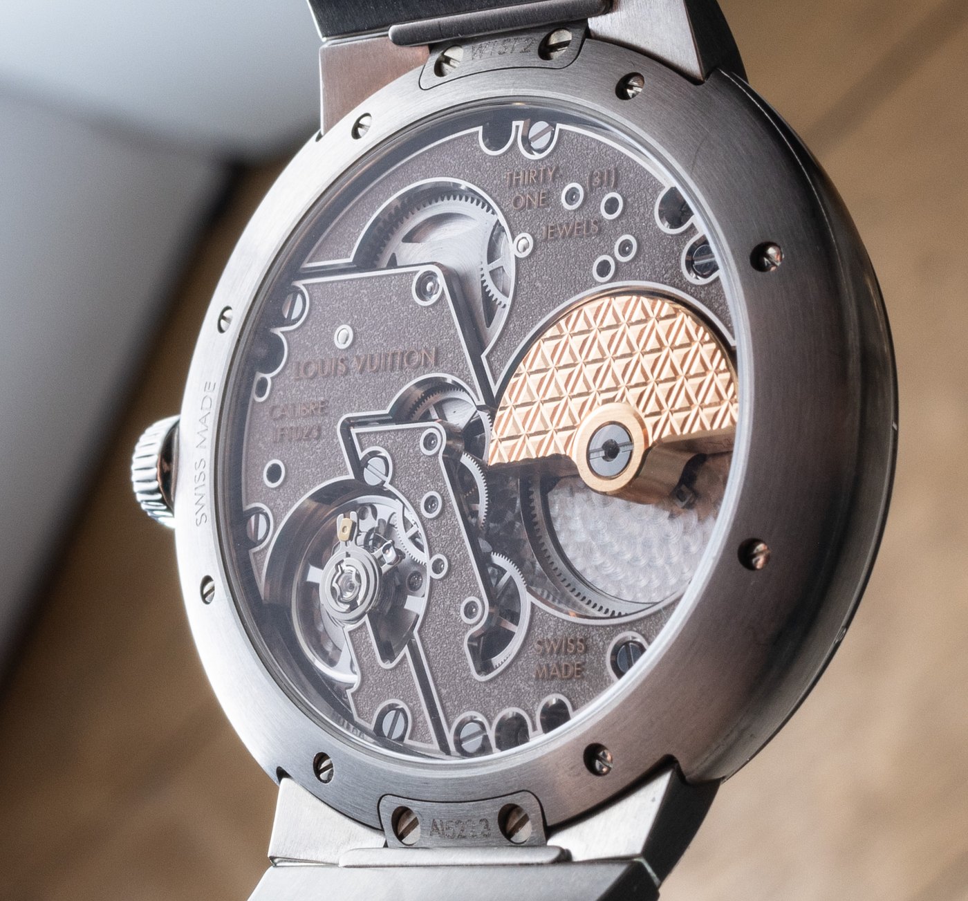 Louis Vuitton Tambour 表壳侧面细节，展示 drum 形状轮廓和整合式链带