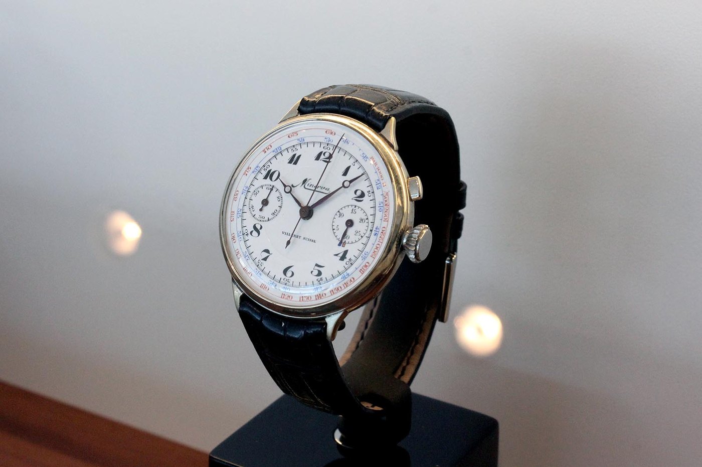 Minerva Villeret 工坊中制表师正在手工打磨机芯桥板的场景