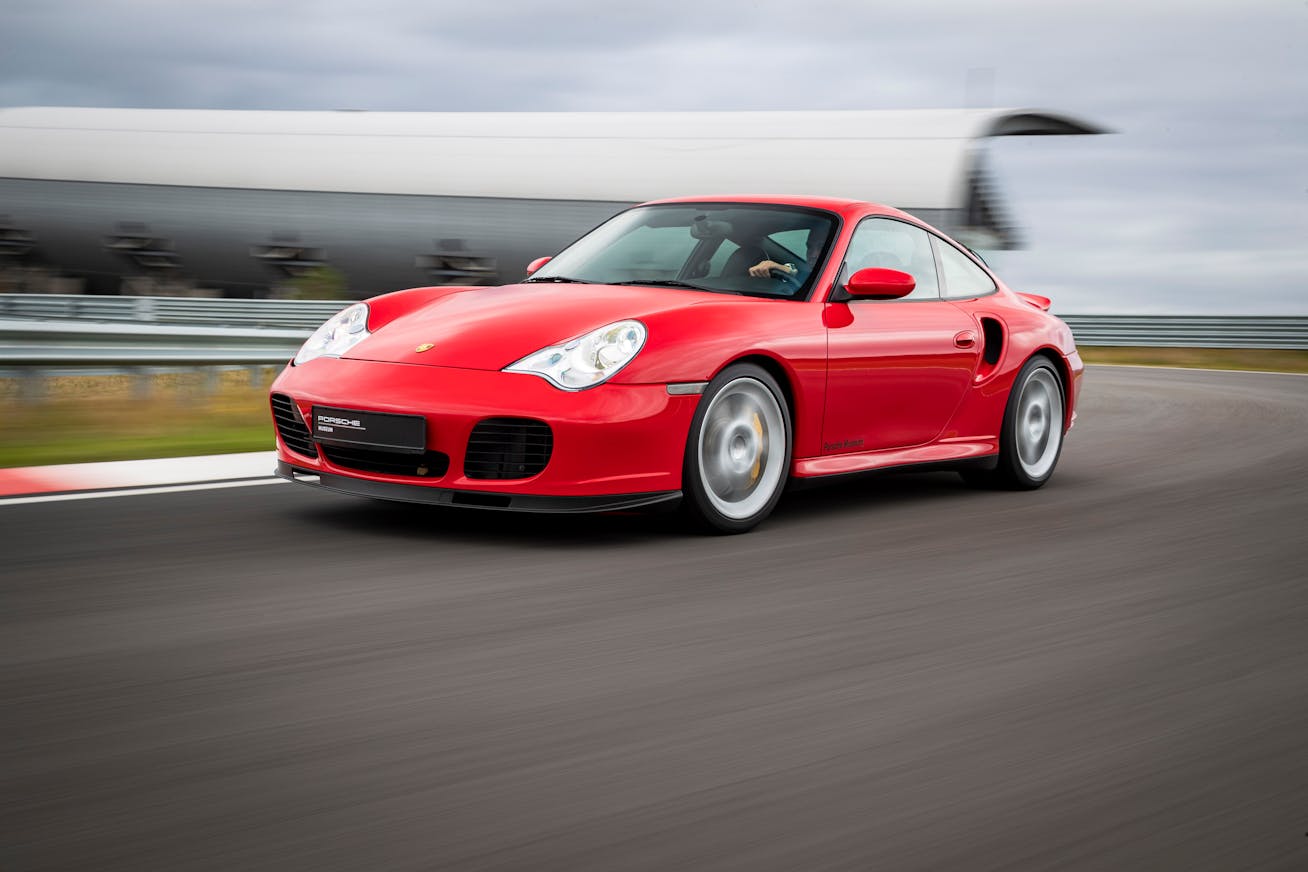 996 Carrera 前视图，蛋形头灯清晰可见