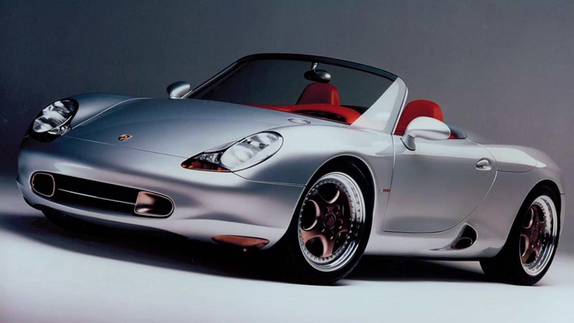 1993 年 Detroit Auto Show 上的 Boxster 概念车银色车身红色内饰