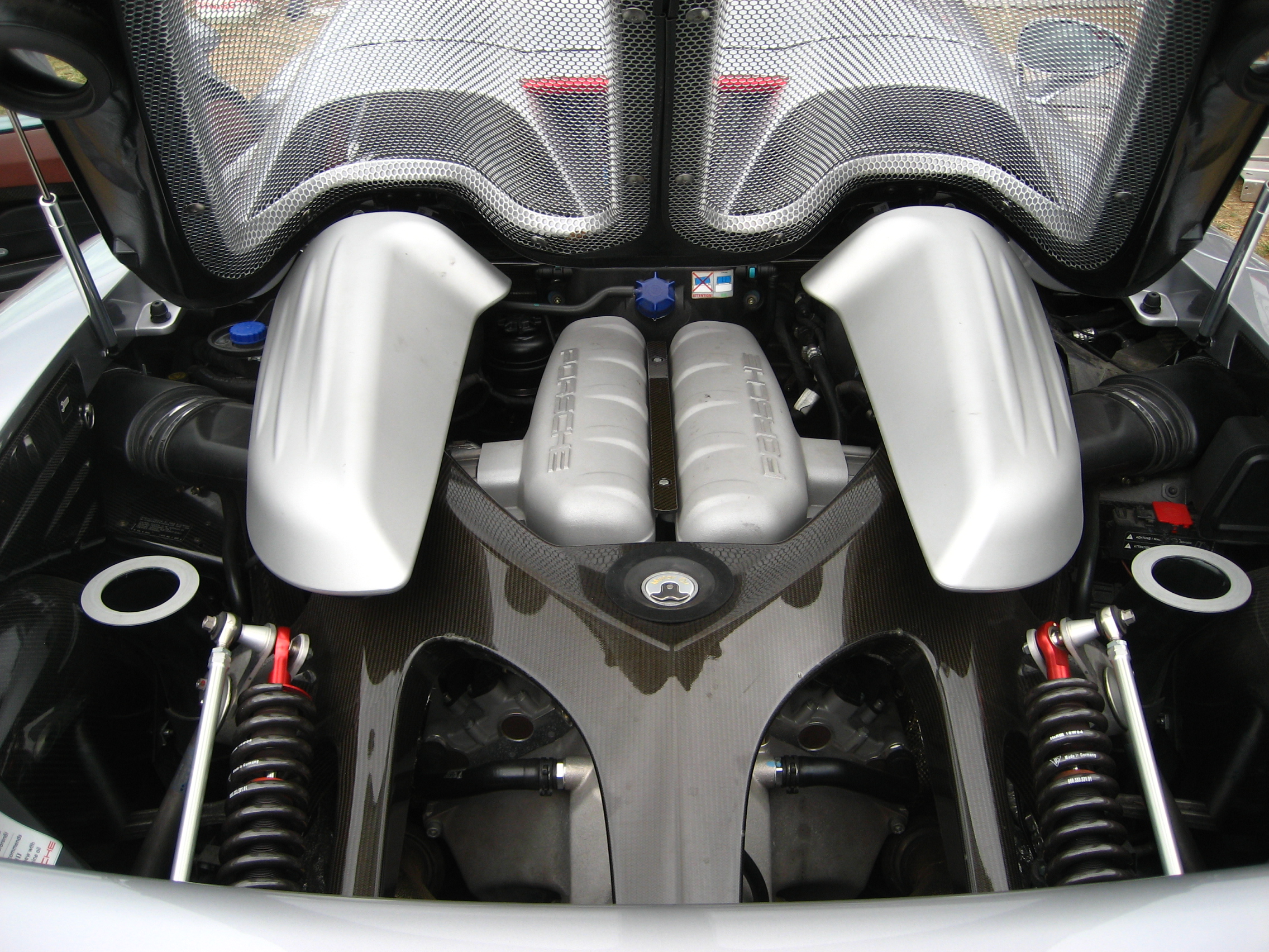 Carrera GT 的 V10 引擎舱，碳纤维单体壳清晰可见