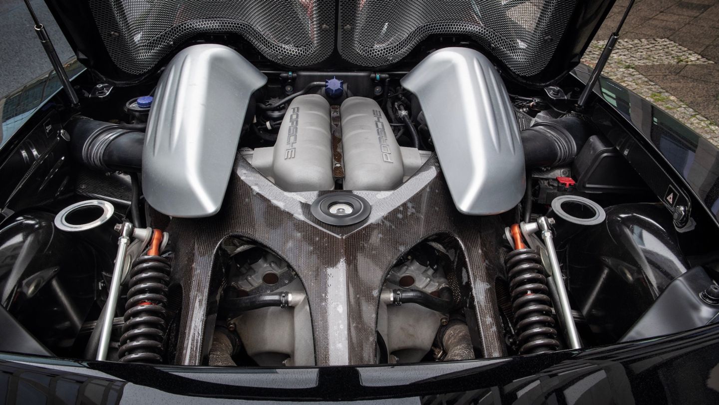 Carrera GT 碳纤维单体壳和 6 速手动变速箱总成