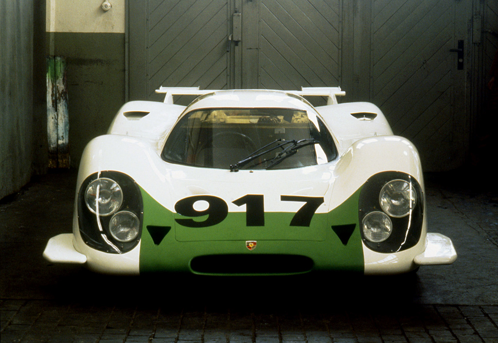 25 台 Porsche 917 停放在 Zuffenhausen 工厂外接受 CSI 认证检查