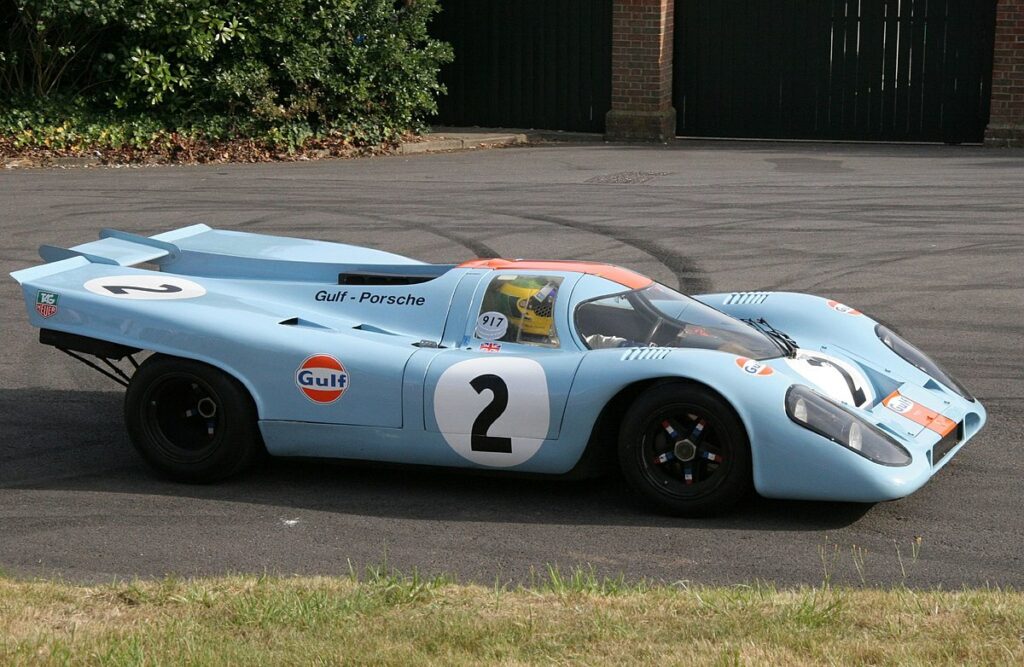 Porsche 917 的铝管空间桁架车架，驾驶员坐在其中
