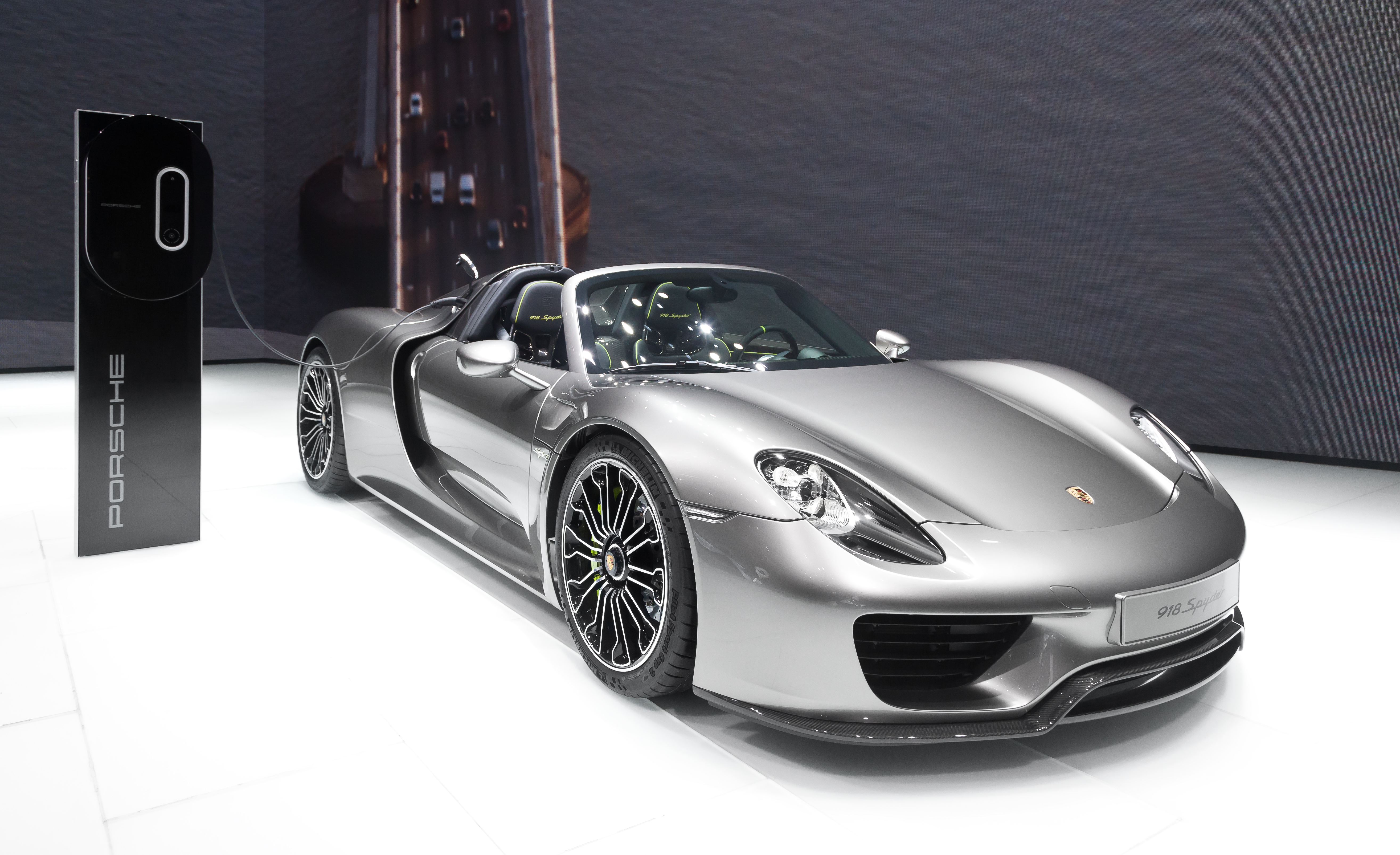 918 Spyder 在 2013 年法兰克福车展首次公开亮相，身后连接充电桩