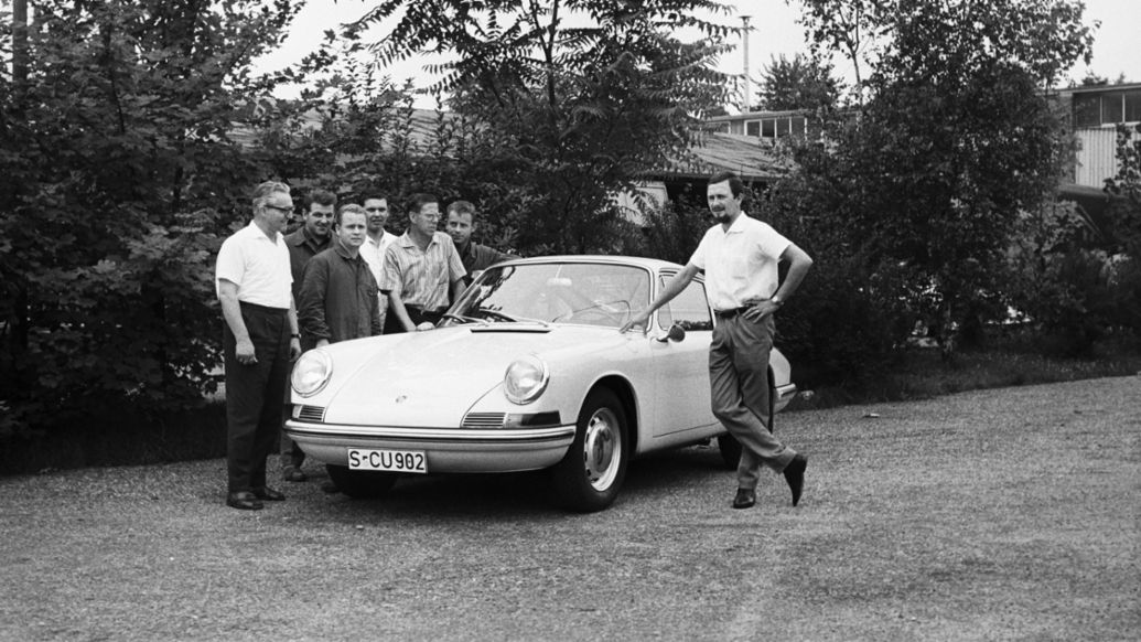 Ferdinand Alexander "Butzi" Porsche 1963 年站在 901 原型车旁