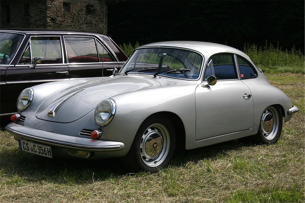 1950 年代后期的 Porsche 356 C Coupe，侧面呈现了 356 系列的经典轮廓