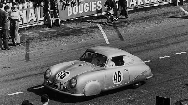 Porsche 356 SL 在 1951 年 Le Mans 赛道上竞逐