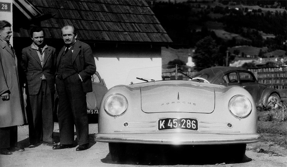 Porsche 356/2 与团队在 Gmünd 锯木厂前的合影