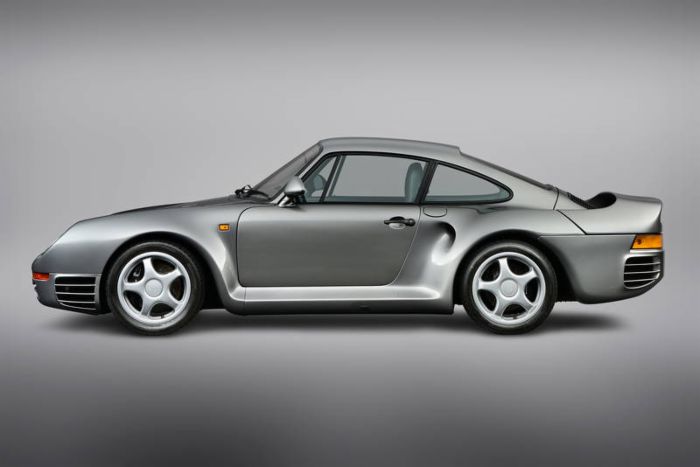 1985 年 Frankfurt IAA 车展上的 Porsche 959，银灰色车身配合完整空气动力学套件