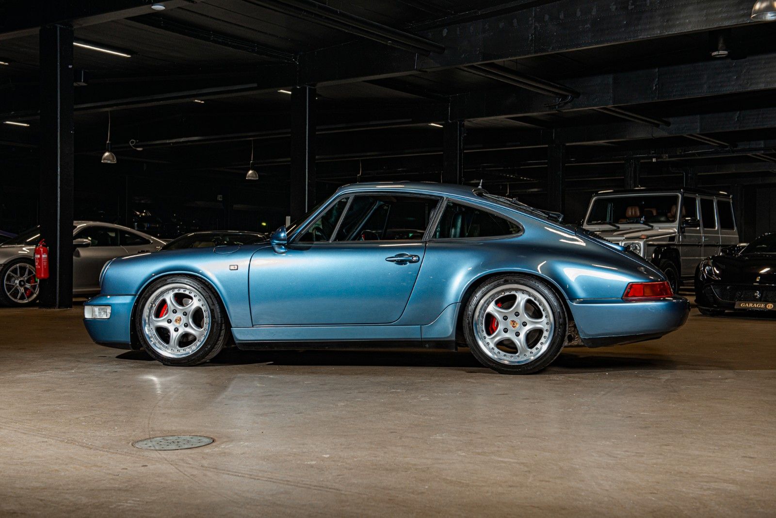 1989 年 Porsche 911 Carrera 4（964 代），首款配备四驱系统的量产 911