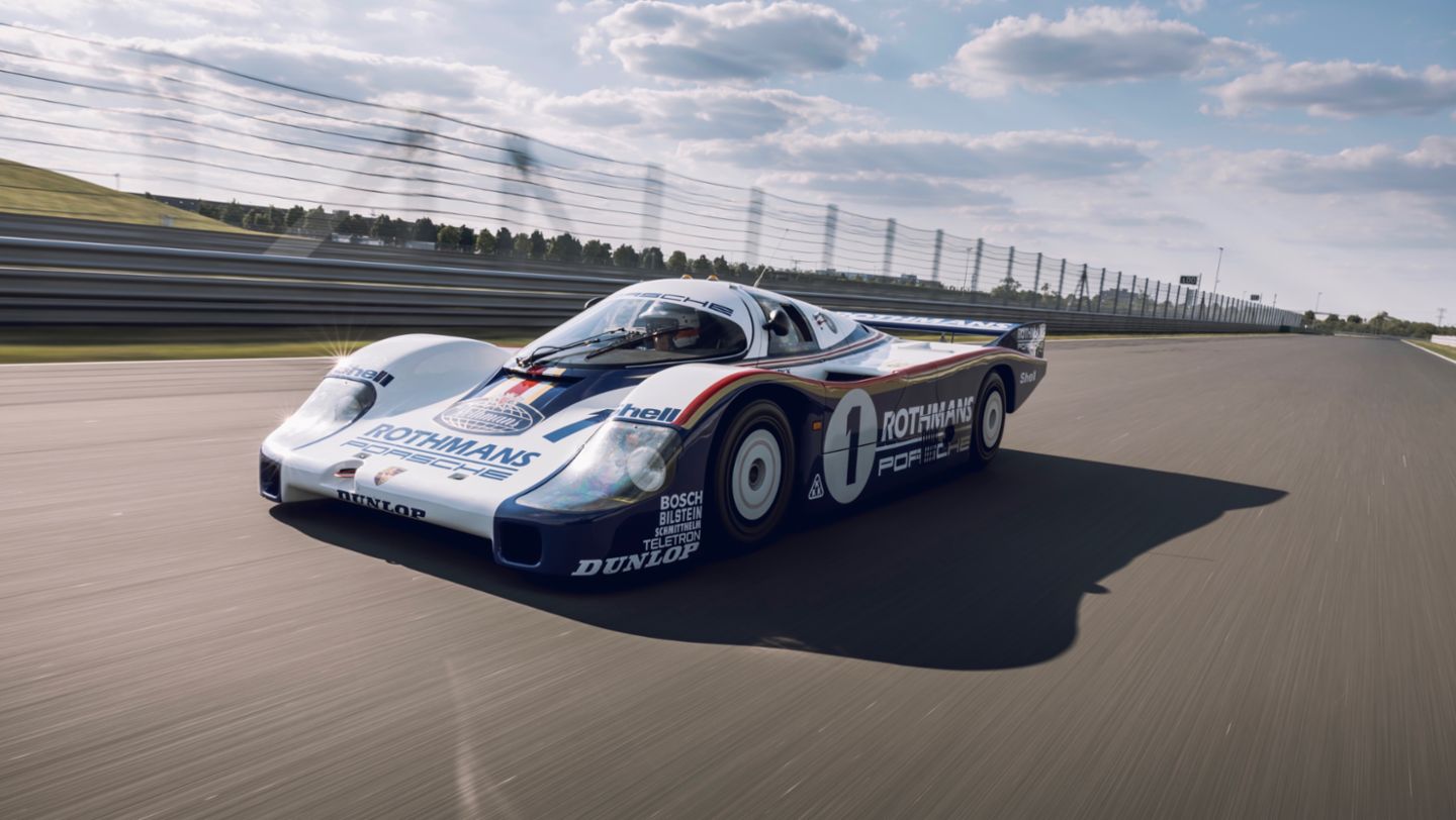 Porsche 956 Group C 赛车在 1982 年 Le Mans 赛道上，直接为 959 提供了技术基础