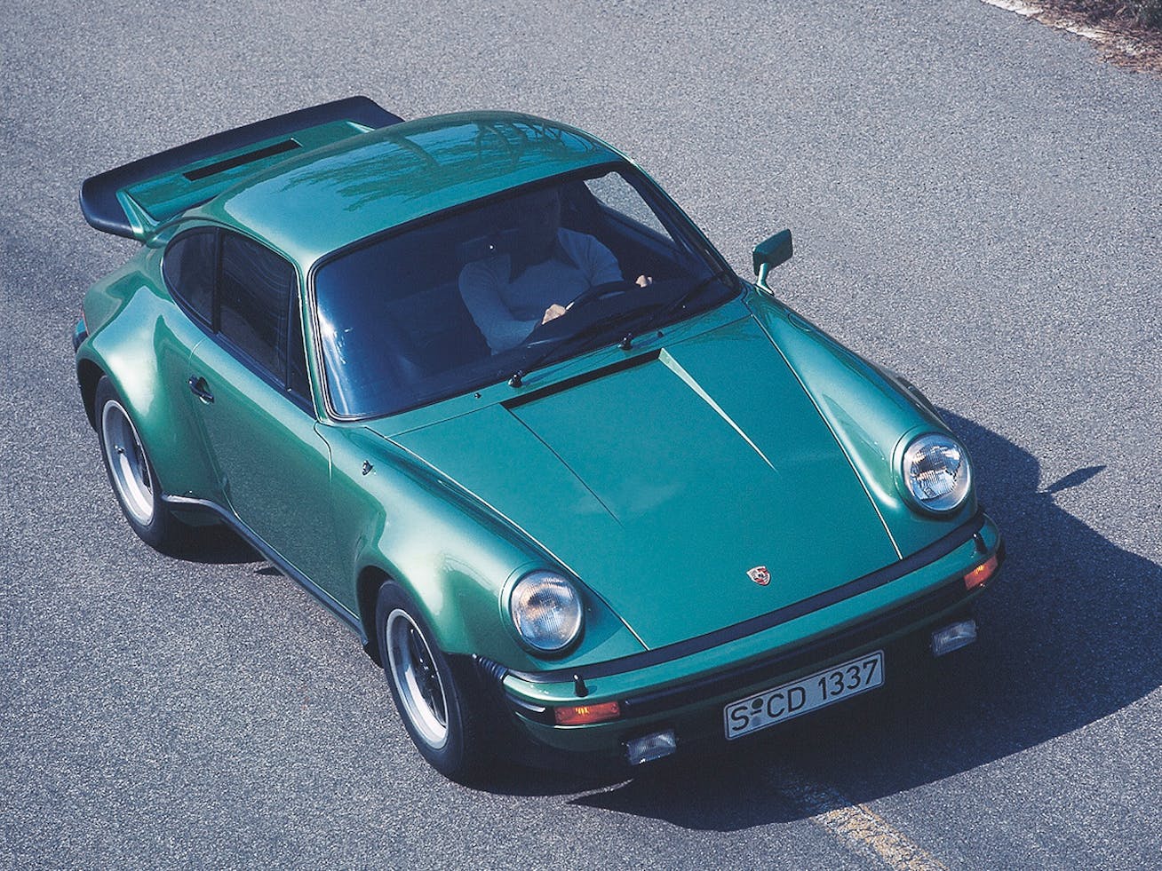 Porsche 911 993 的尾部特写，最后一代风冷 911