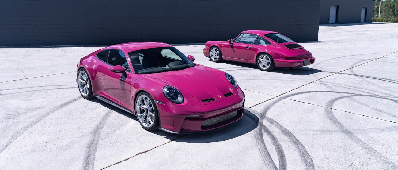 Porsche Sonderwunsch 展示：两台粉色定制 911 并排停放