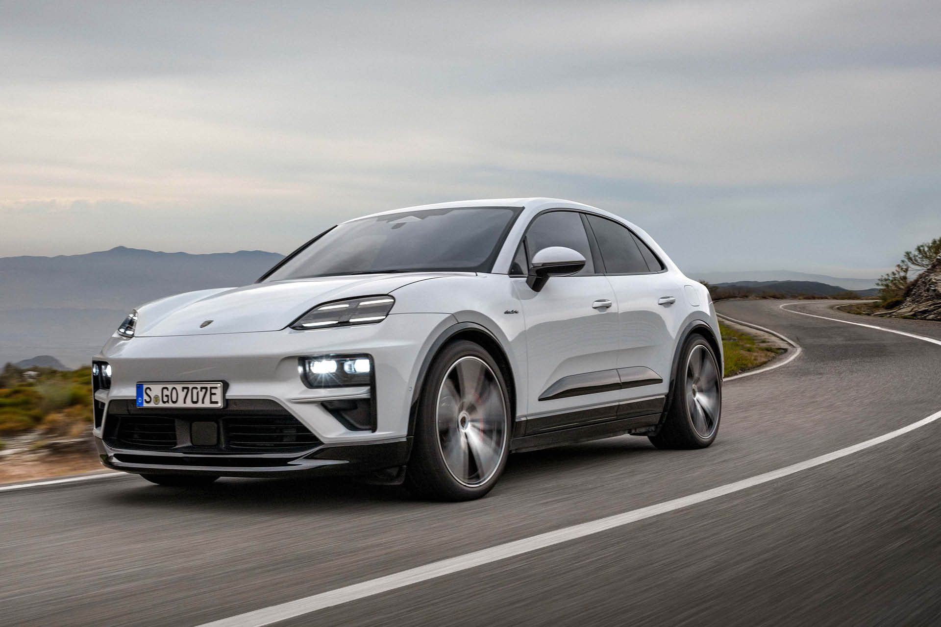 Porsche 2025 财年关键财务数据对比：营收、营业利润、交付量