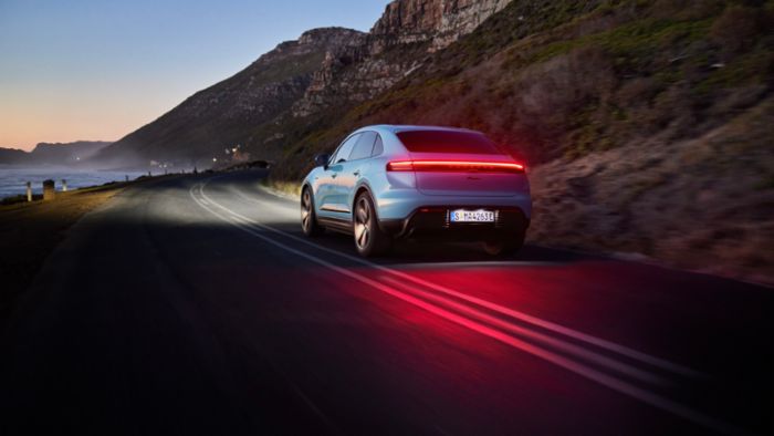 Porsche Macan EV 行驶在山间公路