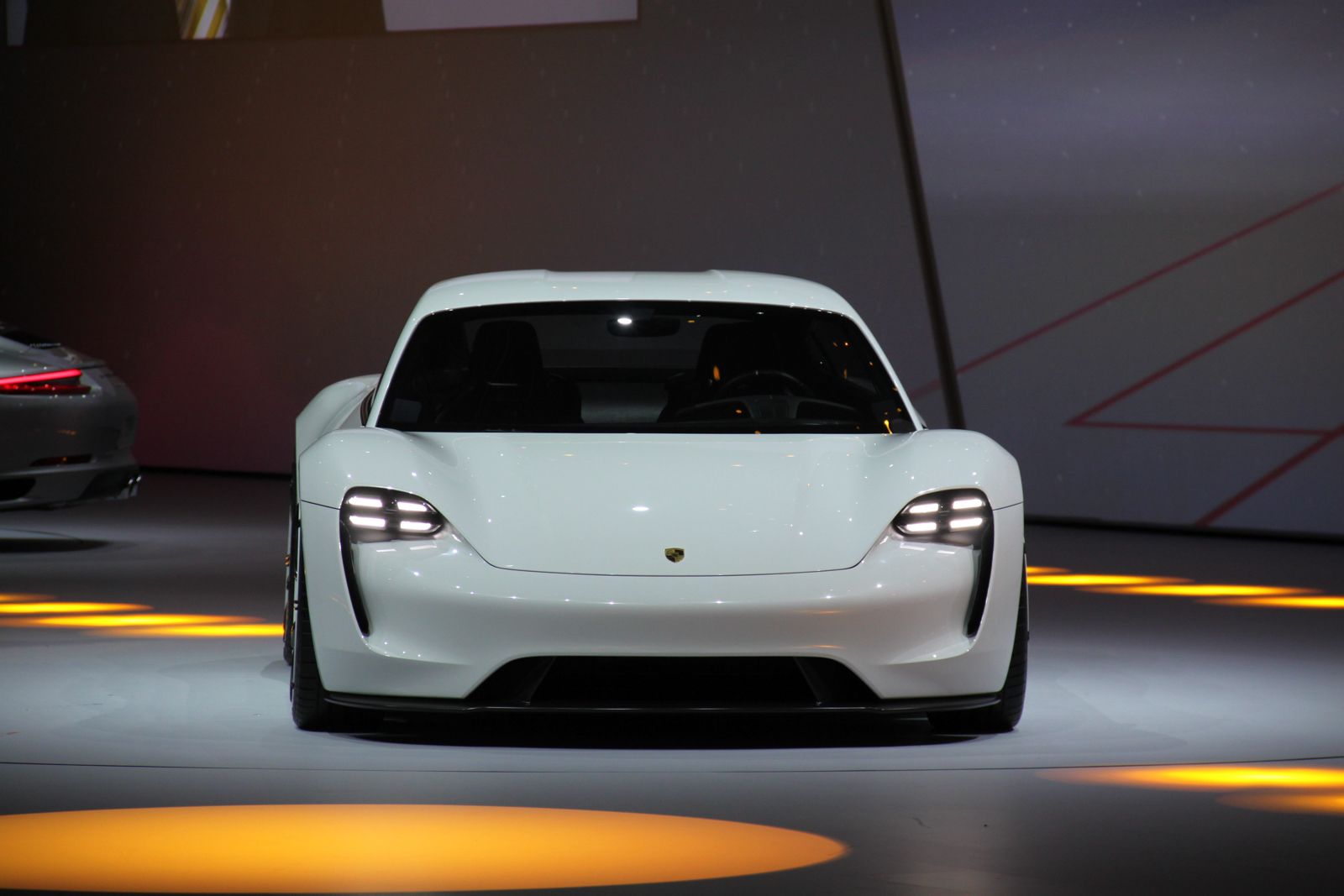 2015 年 Frankfurt IAA 亮相的 Porsche Mission E 概念车