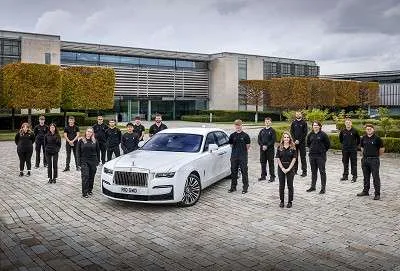 皮革工坊学徒与工匠在 Goodwood 工坊中