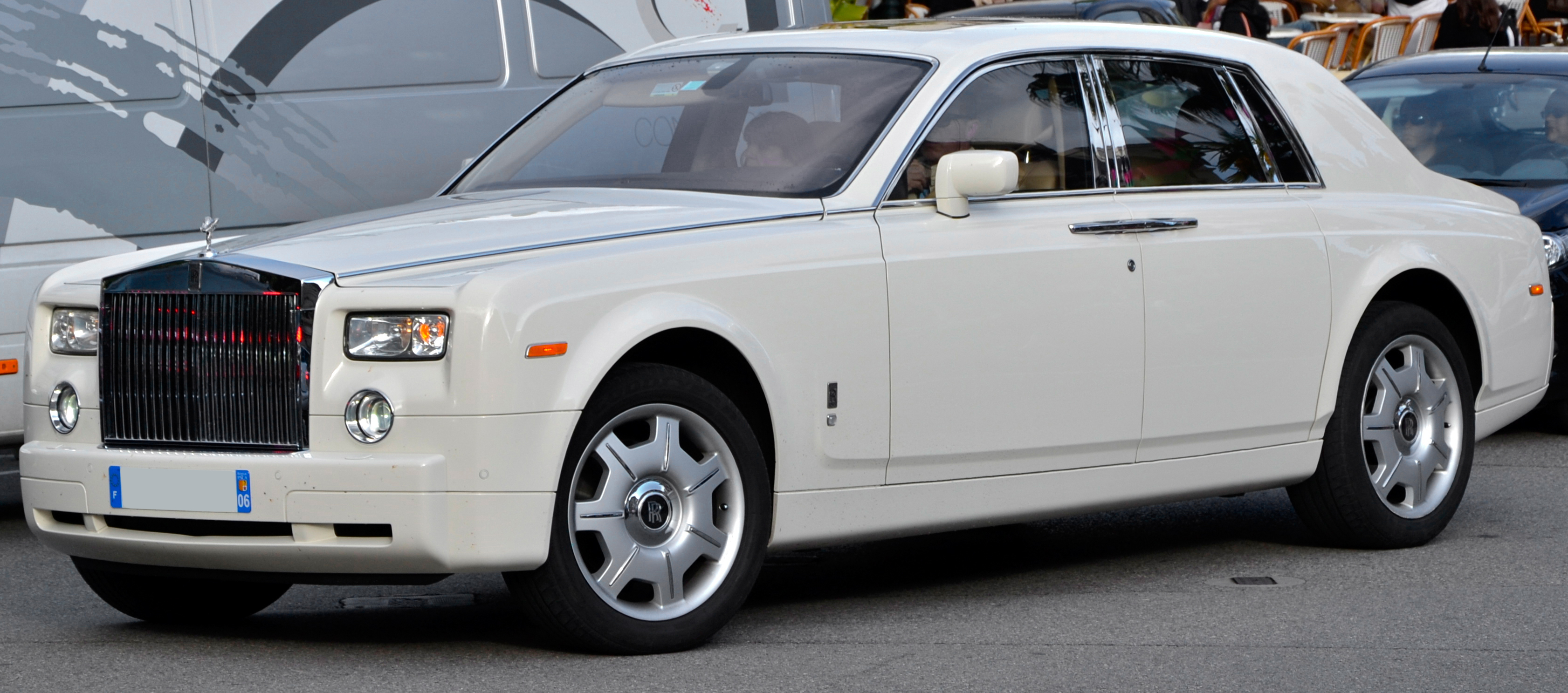 2003 年日内瓦车展首发的 Phantom VII
