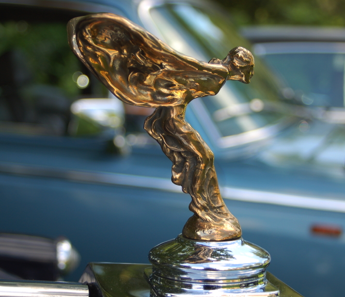 Spirit of Ecstasy 欢庆女神立标与 Rolls-Royce 双 R 徽标