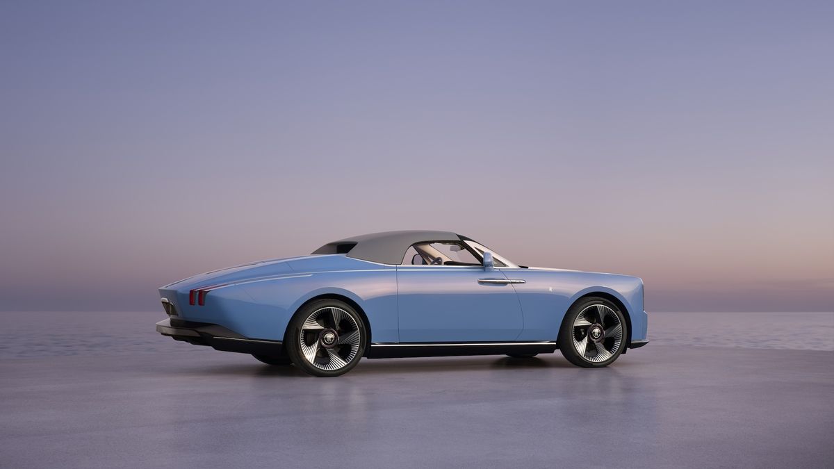 Rolls-Royce Spectre 车身侧面线条，展示船尾设计和降低姿态的 Spirit of Ecstasy