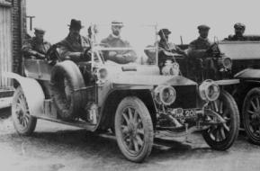 1907 年 Scottish Reliability Trial 中的 Silver Ghost AX201，正在爬 Cat and Fiddle Hill