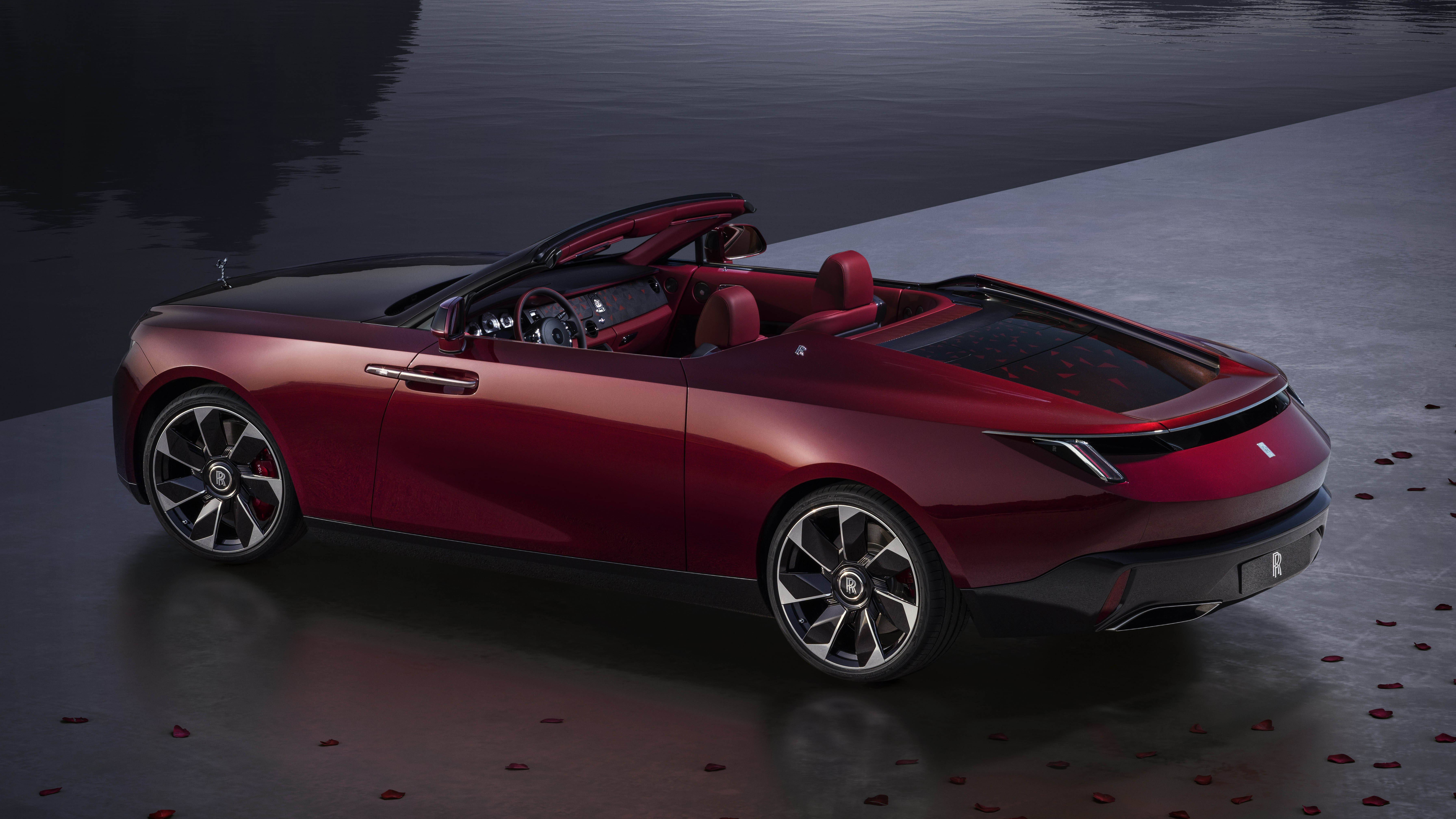 Droptail La Rose Noire（2023）的红色双座敞篷车体