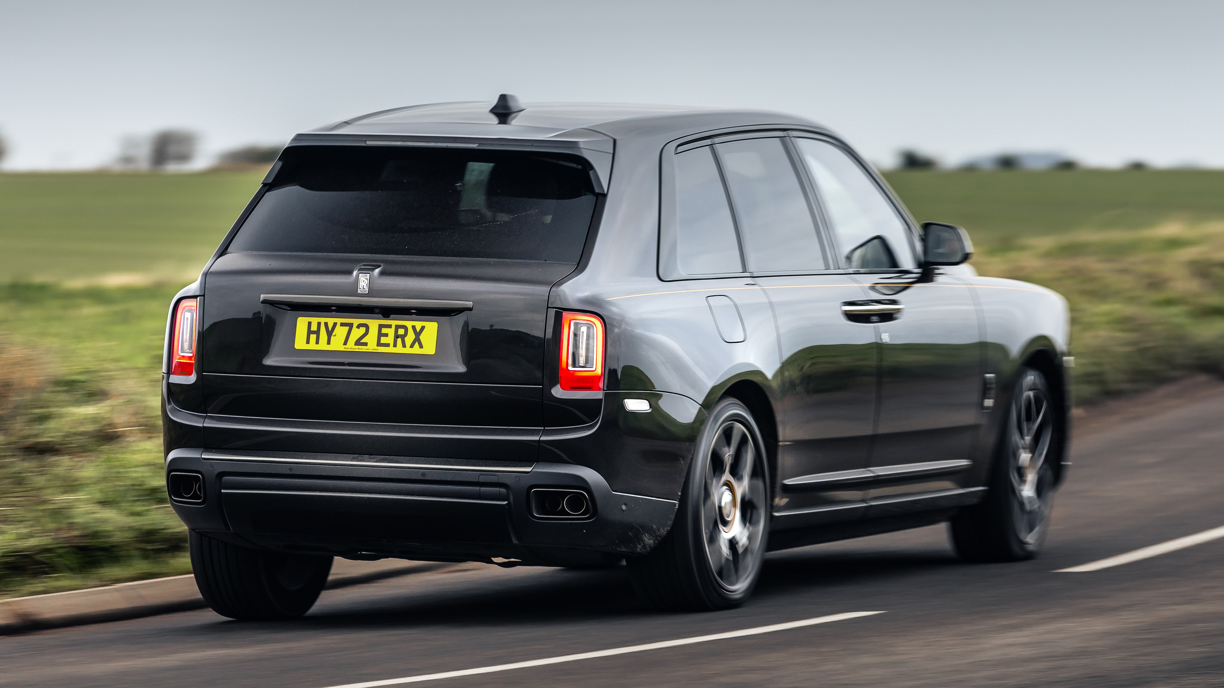 Rolls-Royce 全球销量曲线 2010-2024，标注 Cullinan 发布节点的跃升