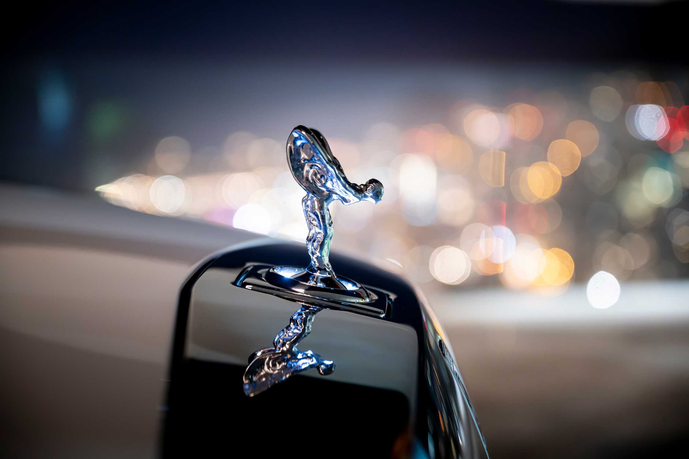 Rolls-Royce 年销量变化，Ghost 上市前后的增长曲线
