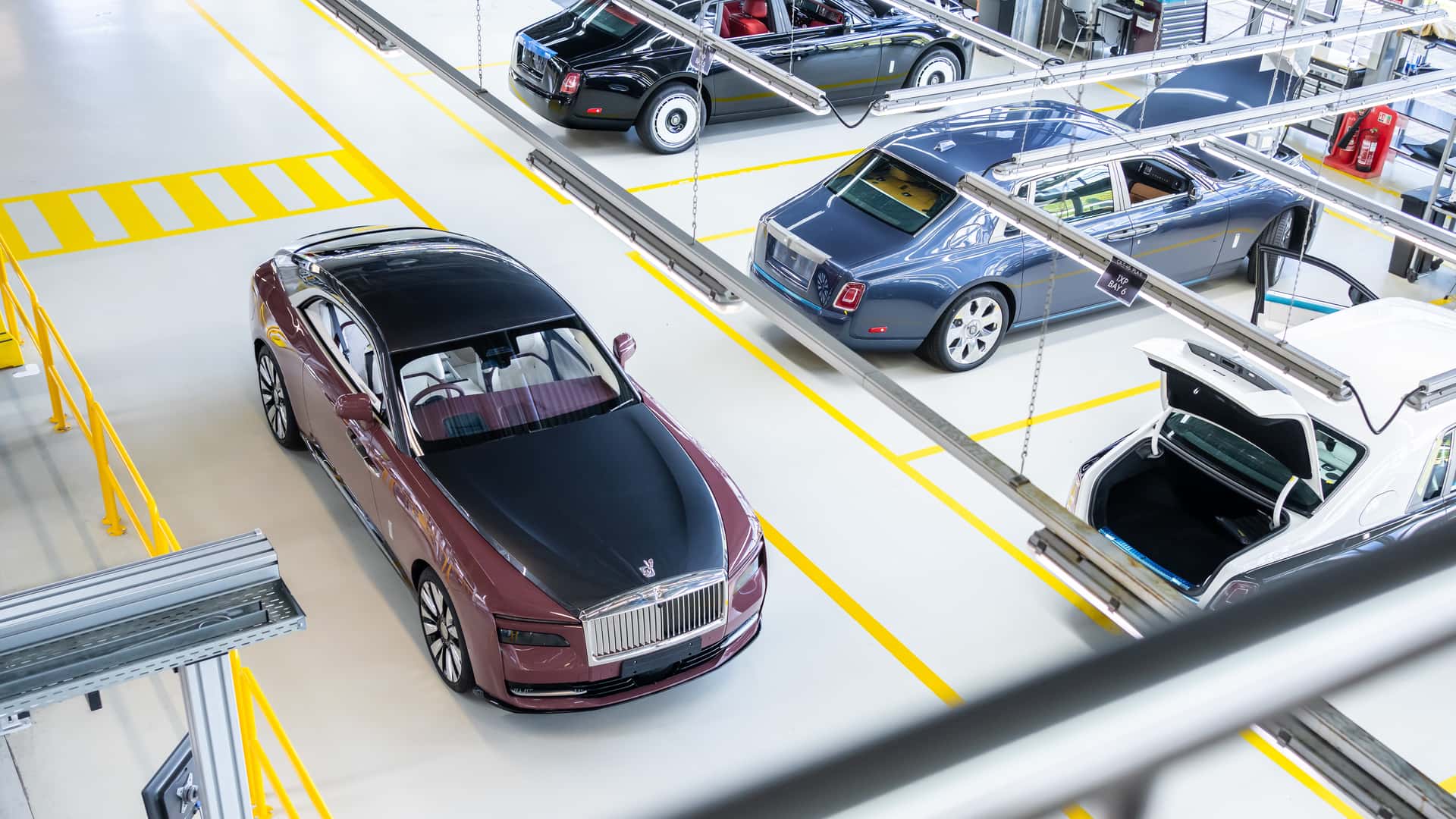 Rolls-Royce Goodwood Interior Surface Centre 工匠工作场景