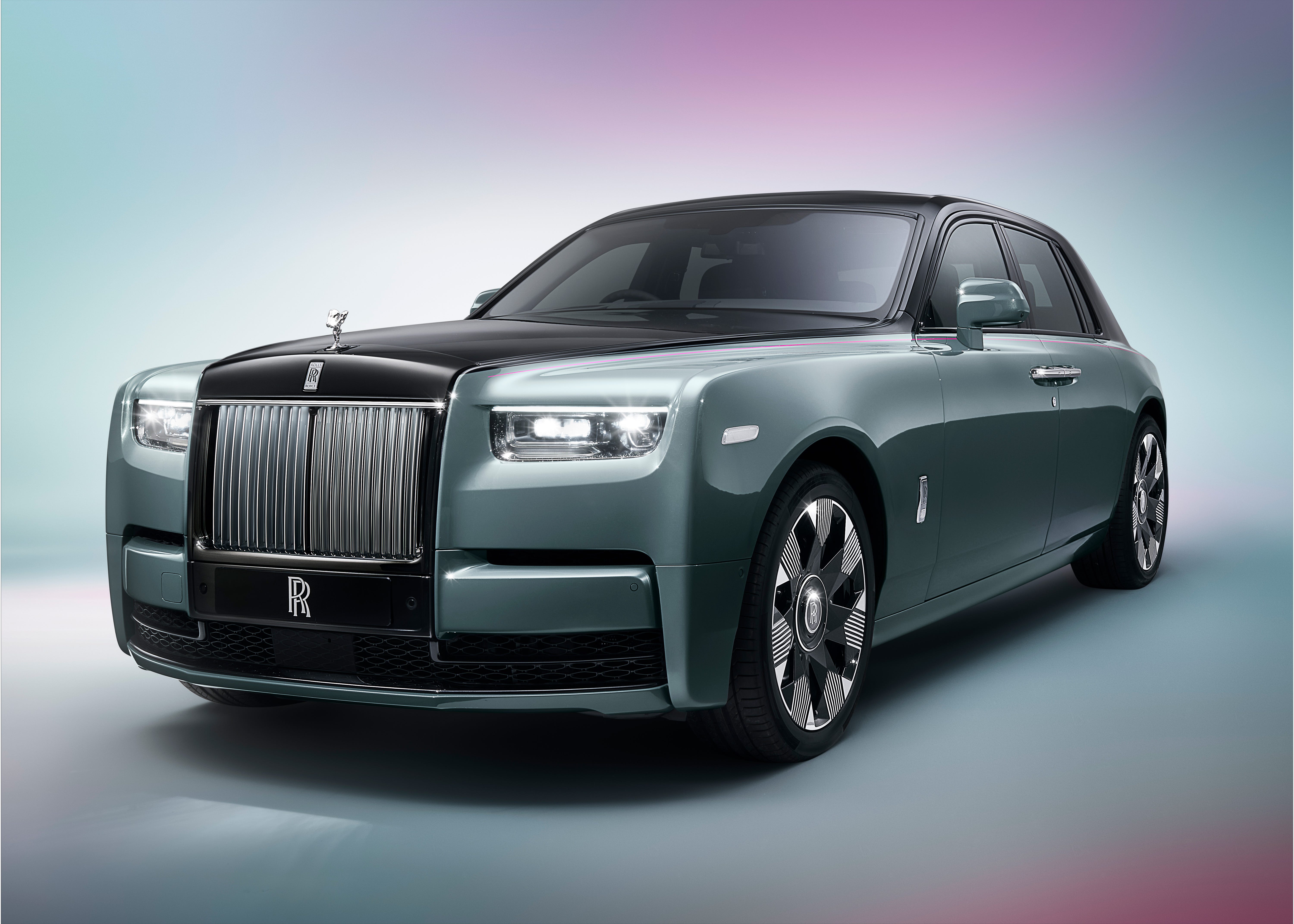 Phantom VIII，2023 Series II 改款。前脸 Pantheon Grille 首次带发光轮廓线，V12 引擎 563 马力