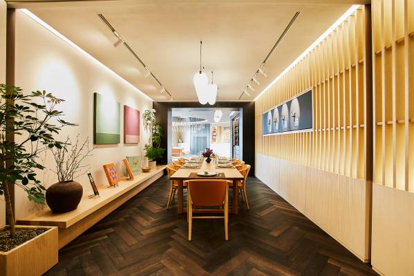 首尔 Private Office 公共餐桌区域，艺术画作与定制材料陈列