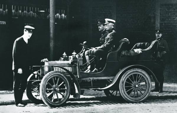 Charles Rolls 驾驶 1904 年 Royce 两缸汽车