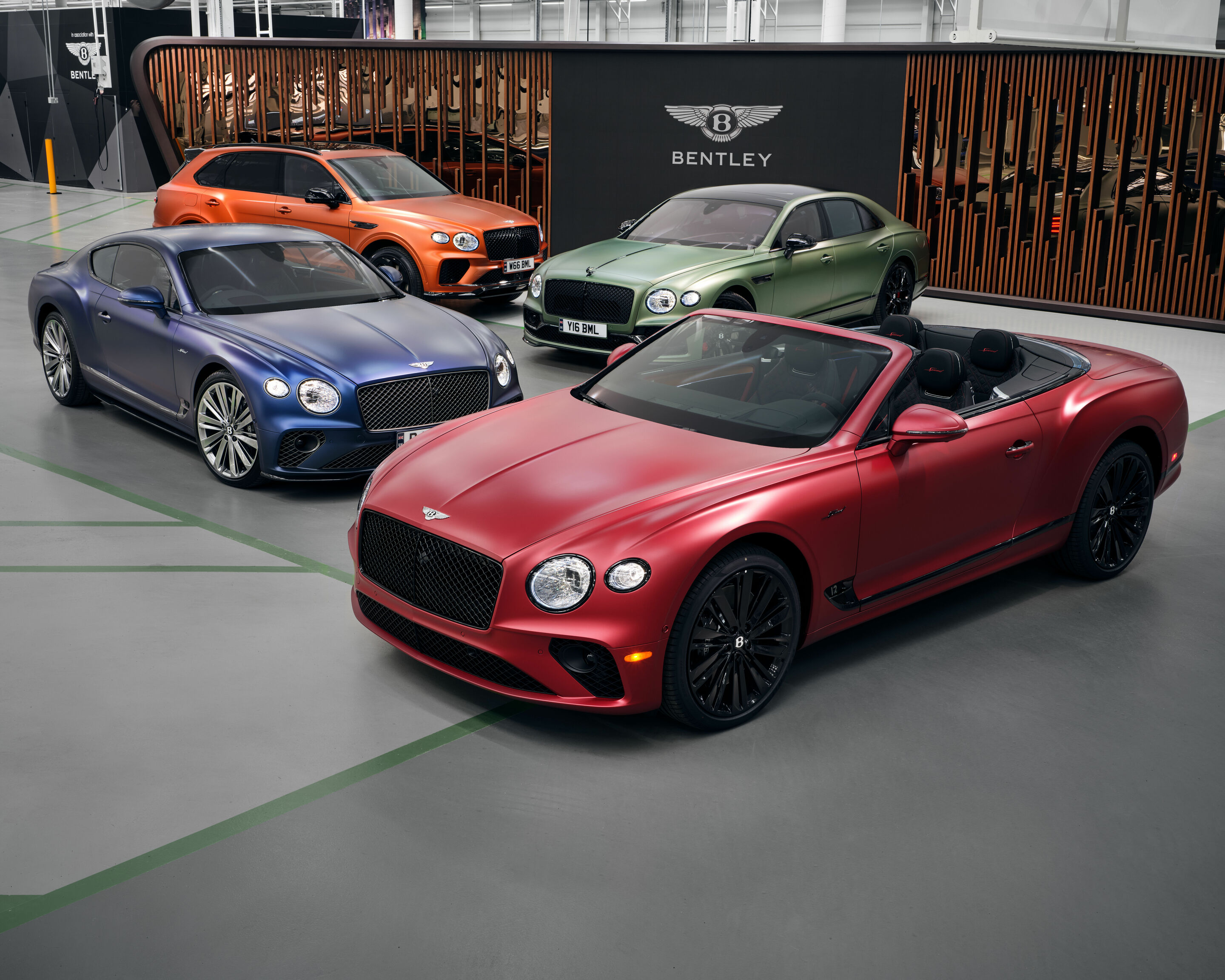 Bentley 与 Ferrari 的超豪华生产线对比