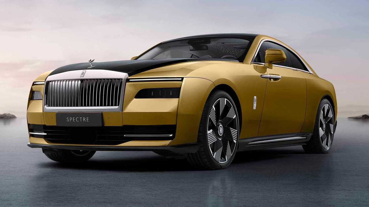 Rolls-Royce Spectre 侧面轮廓，金色车身搭配海岸背景