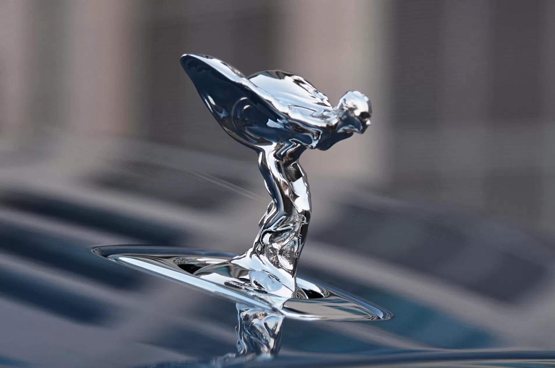 Spectre 前脸特写，Illuminated Pantheon Grille 和经过空气动力学优化的 Spirit of Ecstasy 立标清晰可见