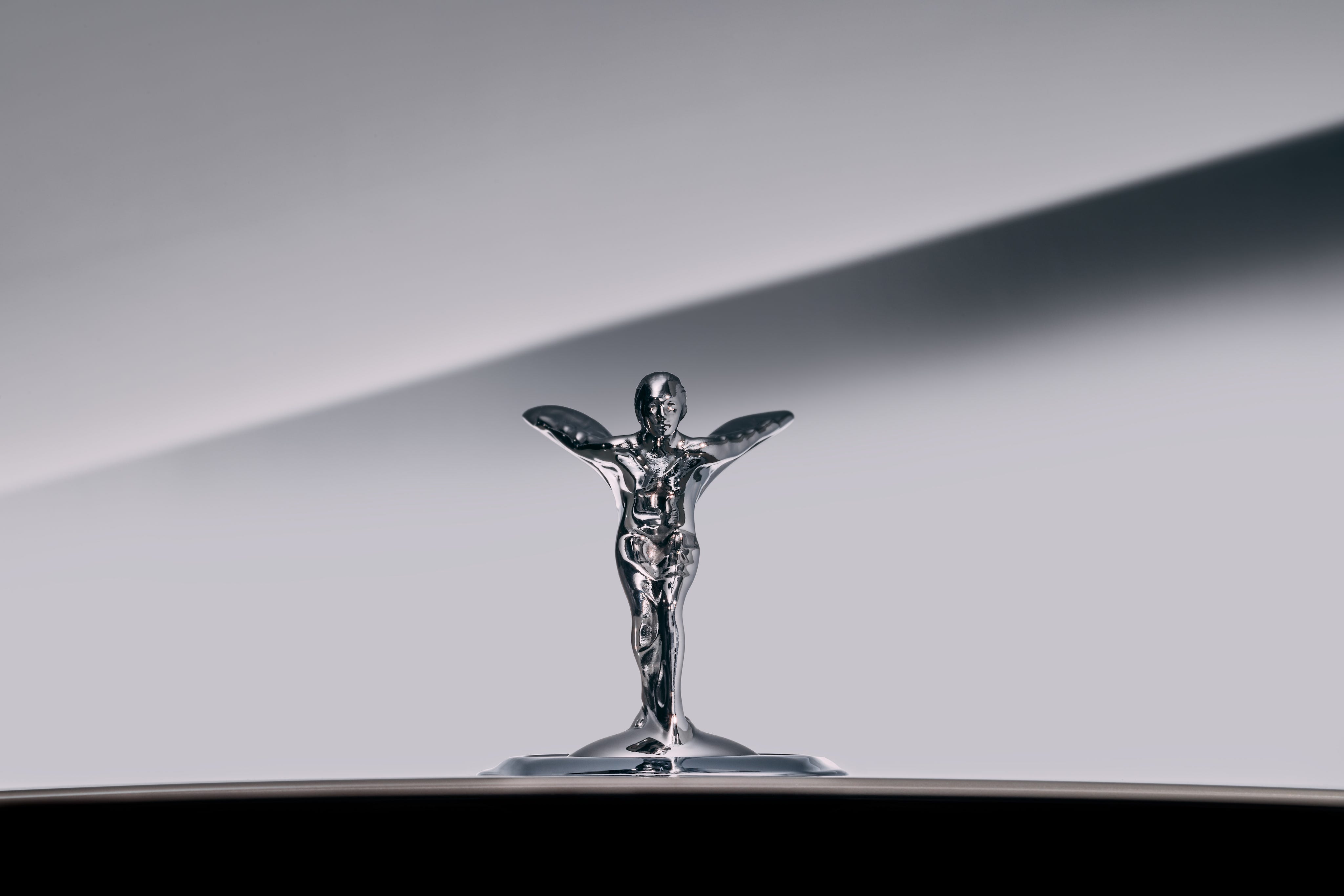 Spirit of Ecstasy 新旧版本对比：左侧为 Spectre 新设计，右侧为传统姿态