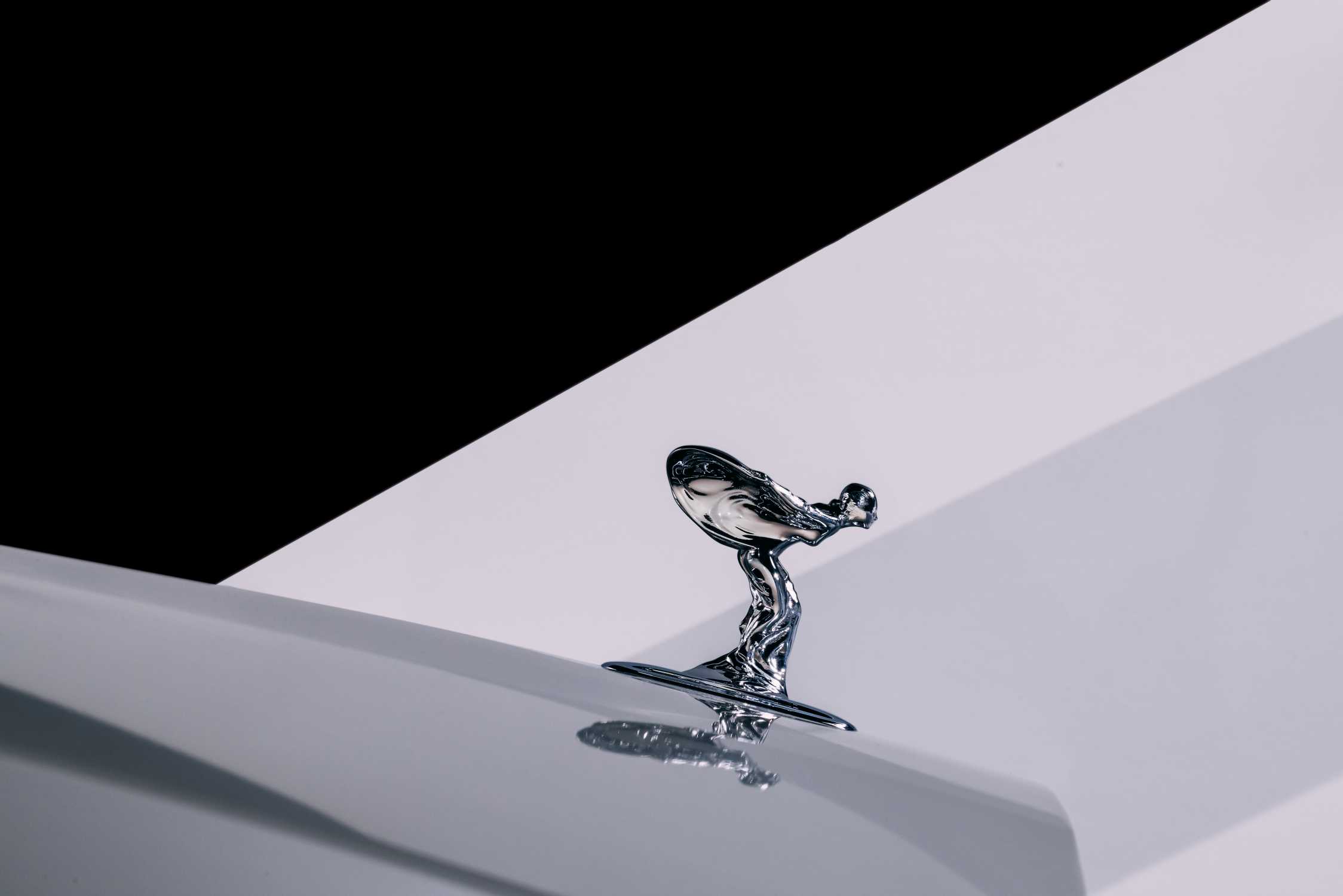 Spectre 车头 Spirit of Ecstasy 全新空气动力学姿态