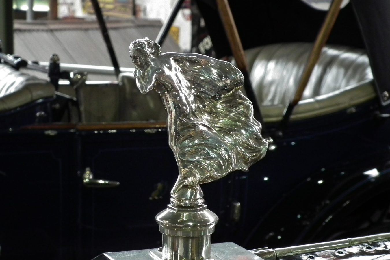 The Whisper：Spirit of Ecstasy 的前身，1909 年铝制雕像