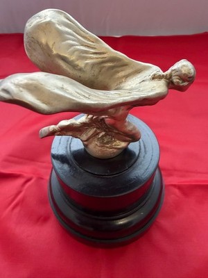 1934 年 Charles Sykes 签名的跪姿 Spirit of Ecstasy