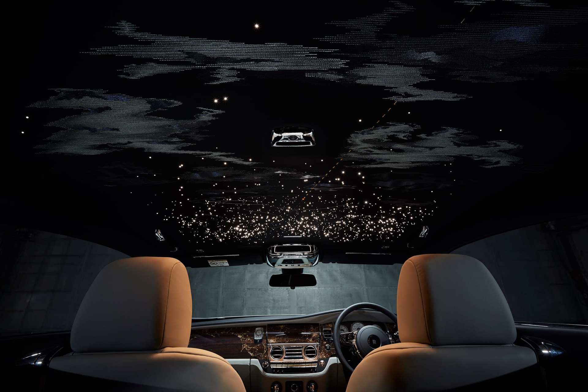 Starlight Headliner 驾驶座视角，天顶星空环绕整个车厢
